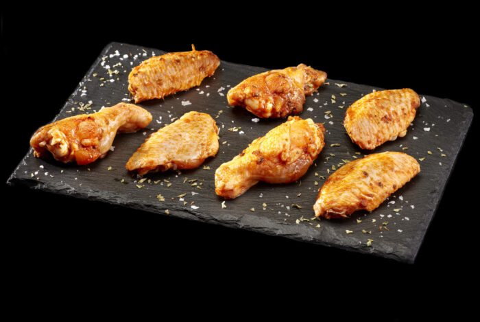 Alas de pollo troceadas y adobadas